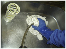 キッチンなどの排水口から洗浄ノズルを挿入します